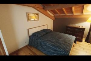 A bed or beds in a room at Maison d'hôtes chaleureuse a Usson-en-Forez