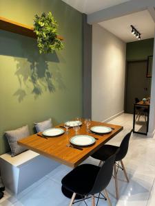 Гостиная зона в Studio Aconchego Poços - Minimalista e bem localizado +9 фотографий