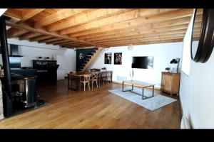 A kitchen or kitchenette at Maison d'hôtes chaleureuse a Usson-en-Forez