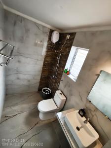 Ένα μπάνιο στο URA Apartment 2bhk Candolim Goa