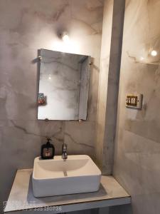 Ένα μπάνιο στο URA Apartment 2bhk Candolim Goa +6 φωτογραφίες