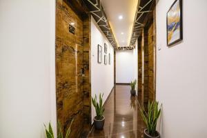 un couloir d'un bureau avec des installations dans l'établissement FabHotel Atithi Residency I - Nr BKC, à Mumbai