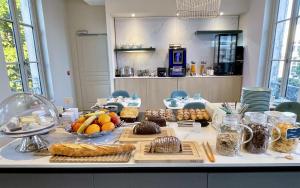 Una mesa con muchos tipos diferentes de comida sobre ella. en Best Western Blois Château, en Blois