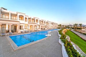 Invidia Coral Beach Tiran في شرم الشيخ: صورة لحمام سباحة في منتجع