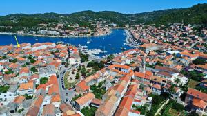 une vue aérienne d'une ville avec un port dans l'établissement Vila Mila, à Vela Luka