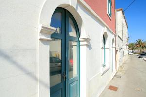 une porte bleue sur le côté d'un bâtiment dans l'établissement Vila Mila, à Vela Luka