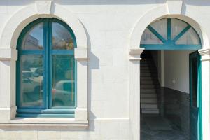 deux fenêtres cintrées sur le côté d'un bâtiment dans l'établissement Vila Mila, à Vela Luka 26 autres photos