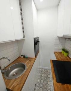 a bathroom with a sink and a counter at Śliczny Apartament obok Manufaktury na wyłączność, parter, blok, in Łódź