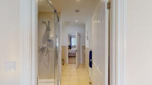 y baño con ducha a ras de suelo junto a la ducha a ras de suelo. en Finelia House, en Topsham 14 fotos más