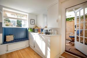 Kuchyň nebo kuchyňský kout v ubytování Saffron Cottage + 29 fotografií