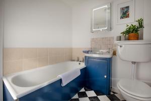 Koupelna v ubytování Saffron Cottage