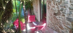 a group of pink chairs sitting on a porch at Gîte indépendant avec grand parking extérieur in Sargé Les Le Mans 