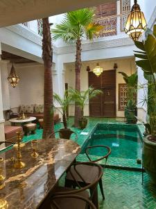 Bazén v ubytování Riad Mint - Luxury Oasis in the Medina with Pool nebo v jeho okolí