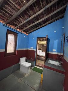 MaheshwarにあるKirti kewat Homestayのトイレ、洗面台、ベッドのあるバスルーム +18枚の写真
