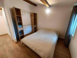 a bedroom with a white bed in a room at Minimaliste 10min Futuroscope & Cœur de Poitiers in Buxerolles