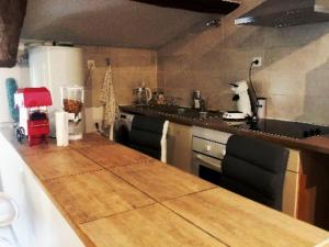a kitchen with a counter top and a stove top oven at Minimaliste 10min Futuroscope & Cœur de Poitiers in Buxerolles +1 photo
