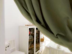 ein Zimmer mit einem weißen Schrank und einem Vorhang in der Unterkunft Eldoh in Bernalda