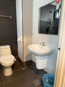 um banheiro com vaso sanitário e pia em Asto Hotels Kuala Lumpur em Kuala Lumpur