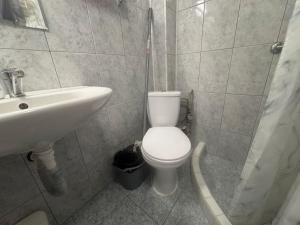 Un baño con un inodoro blanco y un lavabo. en Studio Cathedral, en Varna