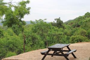 哈特比斯普特Oppiberg Cottage with River View的坐在山顶上的木餐桌