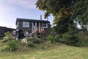 una casa con un giardino davanti di 1 Bedroom Cabin Sleeps 2 Private Garden WiFi a Camelford