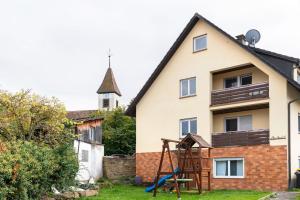 ミュールハイムにあるFerienwohnung am Bachの遊び場付きの家