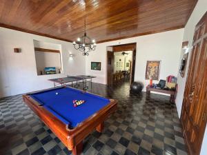 グラナダにあるHostal Azulのリビングルーム(ビリヤード台、卓球台付)