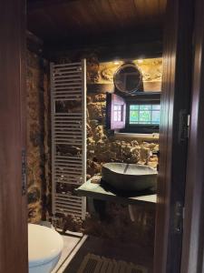 Koupelna v ubytování Velanidi Guesthouse