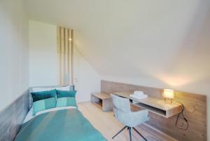sypialnia z łóżkiem, biurkiem i krzesłem w obiekcie Neues stilvolles Ferienhaus Südsteiermark in ruhiger Lage top Aussicht inkl Wallbox w mieście Eibiswald