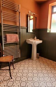 a bathroom with a sink and a shower at Halls Cleave, Woodland Retreat, Moretonhampstead, Dartmoor in Moretonhampstead +47 photos