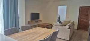 Una sala de estar con una mesa y un televisor. en Villa Esperenza, en Flic en Flac