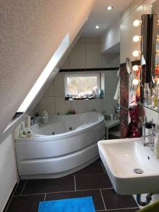 a large bathroom with a large tub and a sink at City Hideaway Braunschweig in Braunschweig