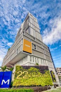un grand bâtiment avec une enseigne devant dans l'établissement 22 Macalisterz by ALV, à George Town