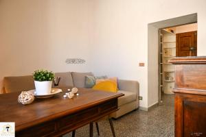 a living room with a couch and a table at Inn Pisa Rentals 2 - Rustic Romantic Pisa Flat in Pisa +44 photos
