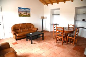 a living room with a couch and a table at Casa Isqueiro in Cela