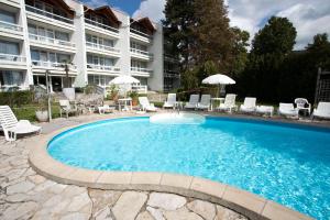 バラトンフレドにあるClub Holiday Mondoのホテルの前のプール