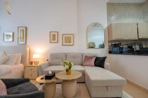 Kuchyň nebo kuchyňský kout v ubytování Elegant Studio Getaway in Ansam, Yas Island
