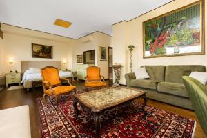 a living room with a couch and a table at Reggio Suite in Reggio Calabria