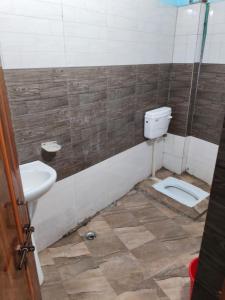a bathroom with a toilet and a sink at Hotel diomand in Hardoī