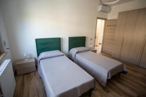 a room with two beds in a room at Dimora 85 in Policoro