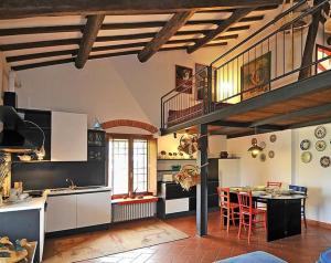 モンスンマーノにあるAgriturismo Il Bottaccinoのキッチン(階段、テーブル、椅子付)