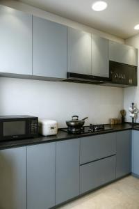 Kuchyň nebo kuchyňský kout v ubytování The Urban Quarter