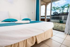 哥西尔Villa Au Coeur des Iles - Marina Gosier的一张带蓝色枕头的大床 更多21张照片