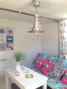 ein Wohnzimmer mit Couch und Tisch in der Unterkunft Awesome Home In Hälkeviksstrand With 2 Bedrooms And Wifi in Hälleviksstrand