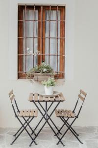 Bellinzago NovareseにあるLa Cocca Homeの窓の前にテーブルと椅子2脚