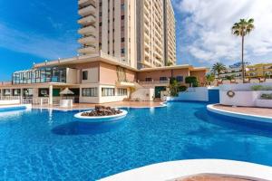 アデへにあるLuxurious and spacious apartmentの建物の前のプール