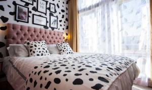 een slaapkamer met een groot bed met een zwart-witte sprei bij Appletree Holiday Park in Boston +13 foto's