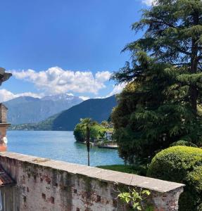 レンノにある"The Balbianello Lake House Blue"の山を背景にした湖の景色