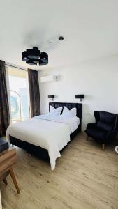 Ένα ή περισσότερα κρεβάτια σε δωμάτιο στο Green Cape Botanico Батуми +49 φωτογραφίες