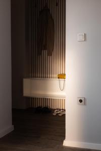 ein Zimmer mit einem Flur, dessen Wand gestreift ist in der Unterkunft ART Hostel & Apartments in Dvůr Králové nad Labem